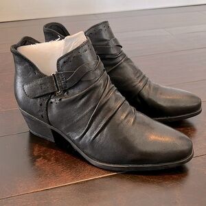 Baretraps black bootie 9.5